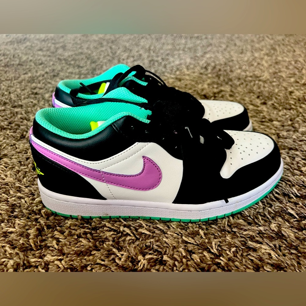 Women’s size 8.5 Nike white violet shock Air Force ones